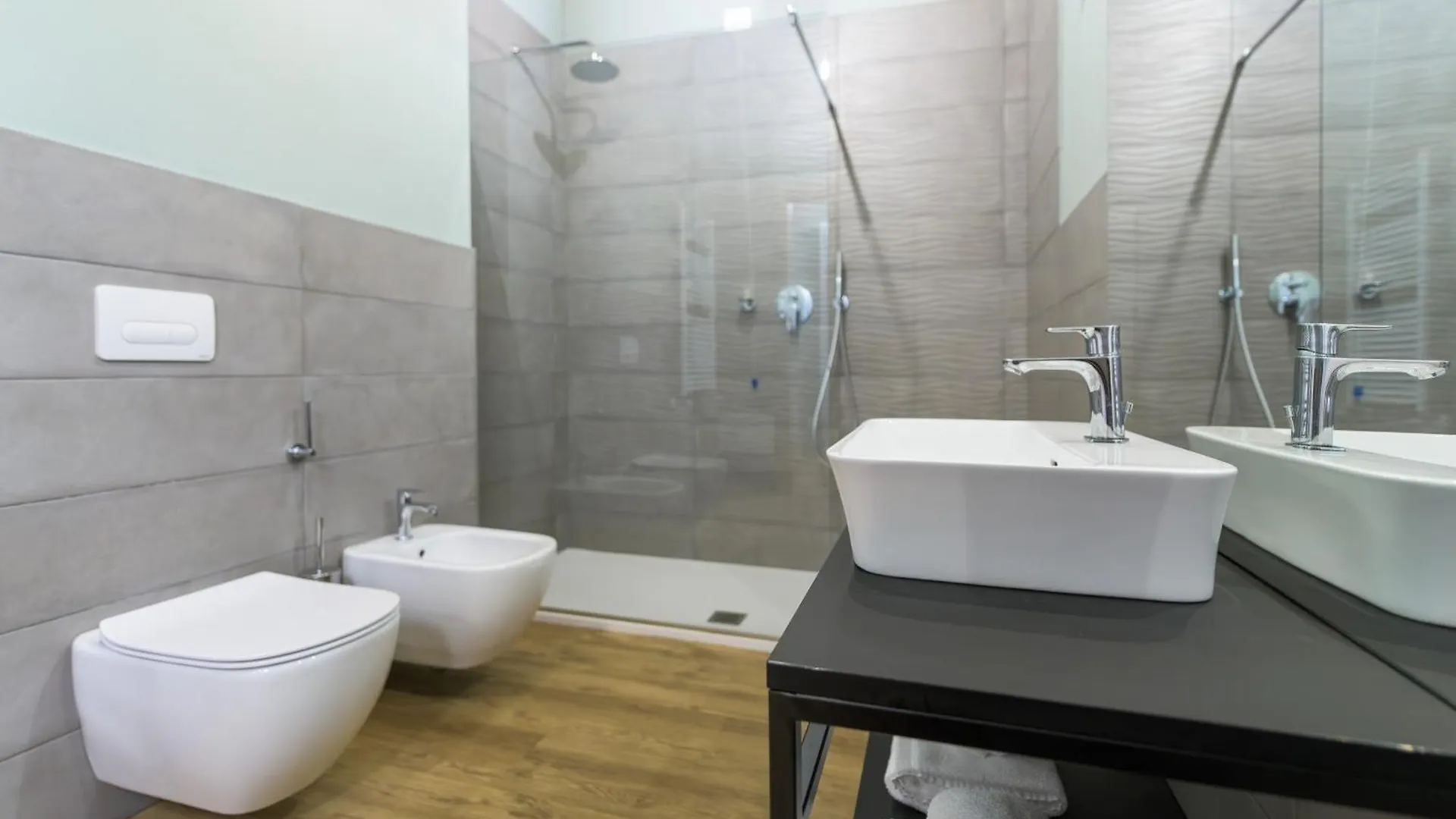 Regina Del Garda Suite Toscolano Maderno Otel