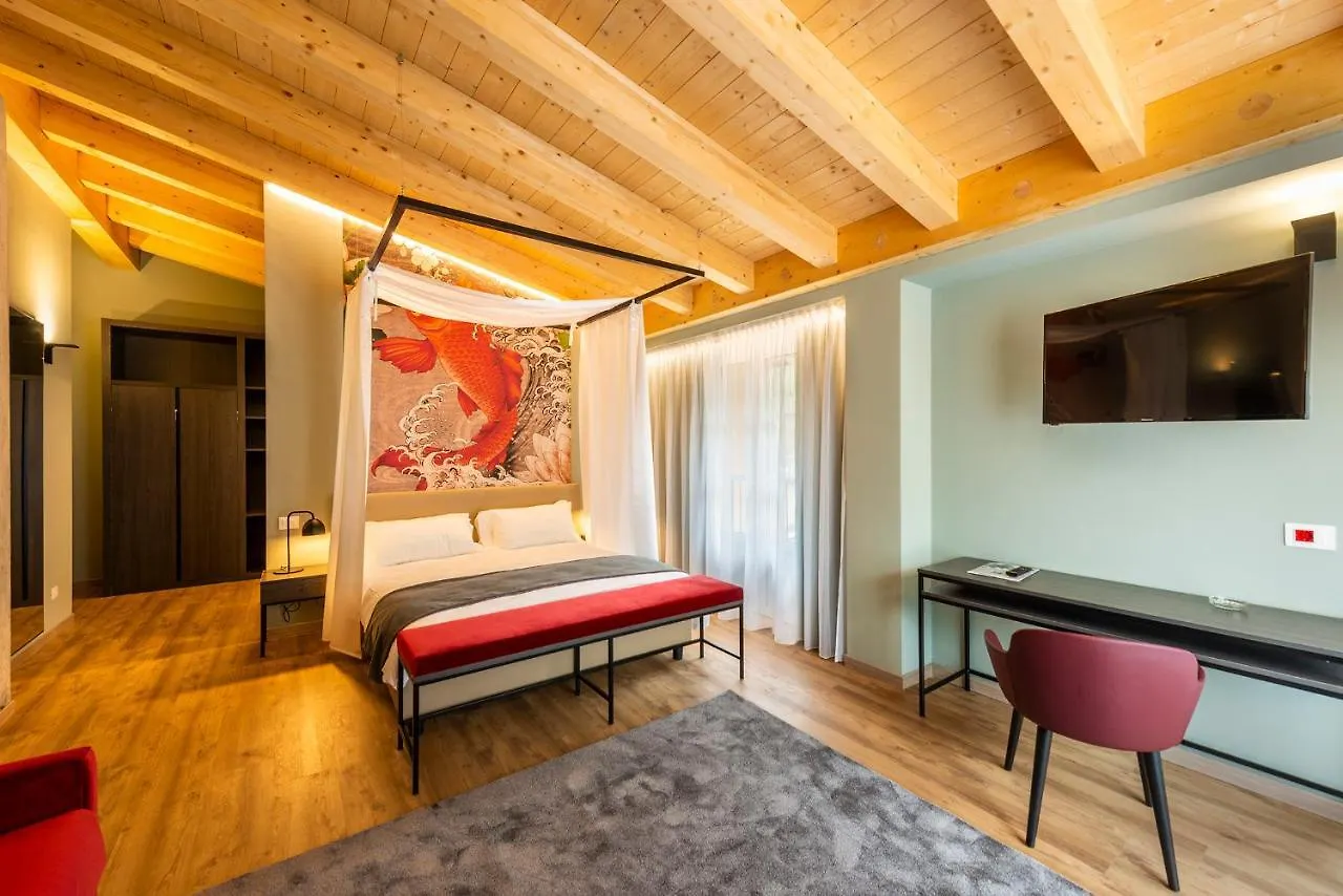 Regina Del Garda Suite Toscolano Maderno 4*,  Italy